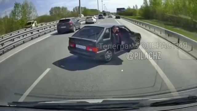 Под Новосибирском два бешеных абу-бандита устроили представление на дороге !!!