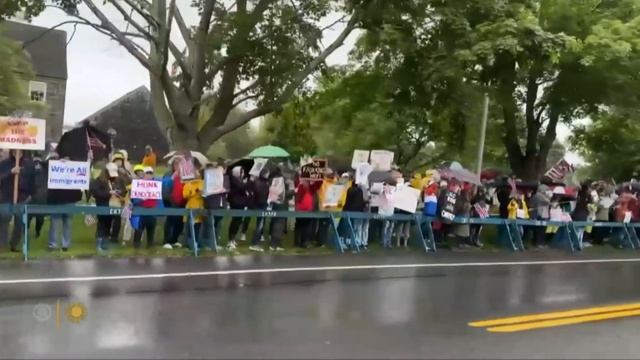 USA Трамп проводит парад, а штаты называют его королём!
