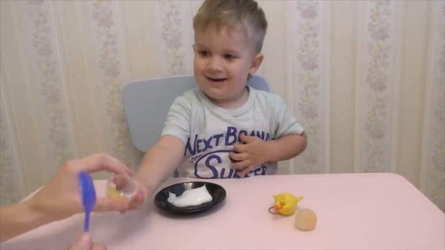 Рома и Диана ★ Игрушки приколы курица и яищница Scrambled and chicken funny toys