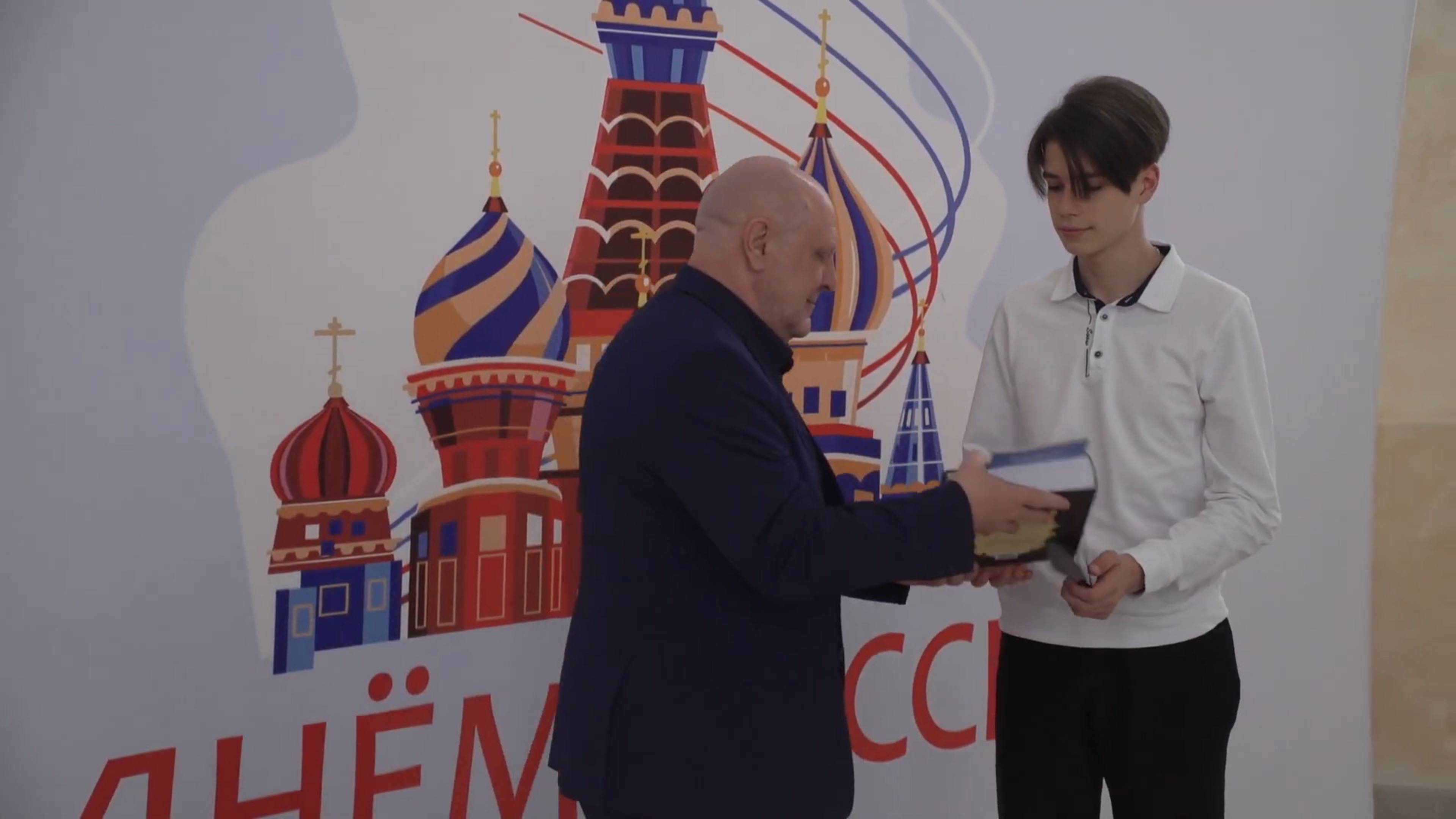 8 юных жителей Реутова получили свои первые паспорта в преддверии Дня России 11.06.2025