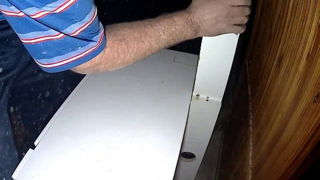 У каждого свои тараканы...Попросили - одел тумбочку на тюльпан!