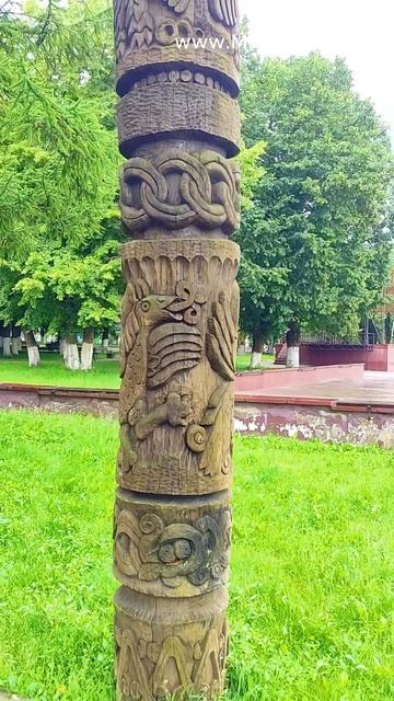 Необычный резной столб в центре Клинцов
