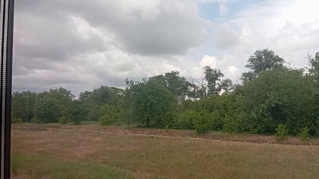 Выезд из железнодорожного пассажирского жд вокзала из города Симферополь вид пейзажа из окна поезда