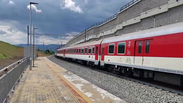 Электровоз Шкода 362 171-1 с пассажирским поездом