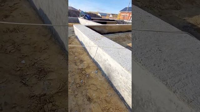 Разобрали опалубку-получился идеальный цоколь для дома из газобетона.
