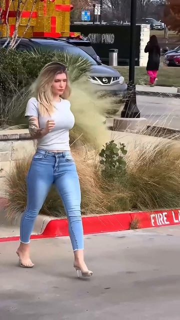 zPhLhCTyOJU - These Fit Jeans look beautiful on this girl #shorts