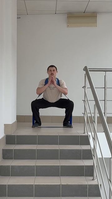 Тренировка ног с резиновой петлей
