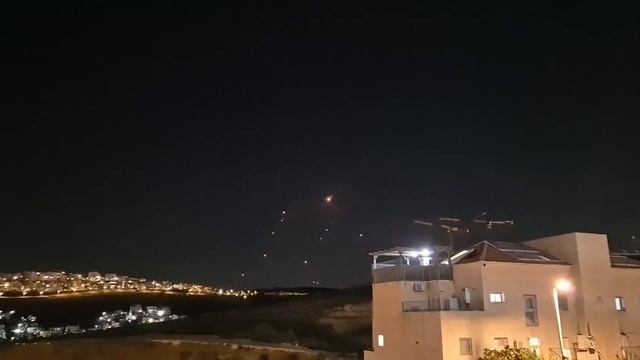 Группа иранских ракет падает на Израиль