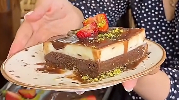 Турецкий ДЕСЕРТ, напоминающий Киндер молочный ломтик...🍫🍓😋    Рецепт в описании ✍️