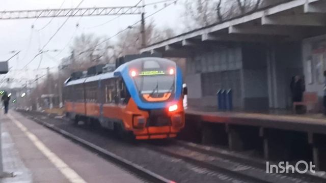 рельсовый автобус ра3 проежяет станцию Чертановская экспресс Москва-узловая1