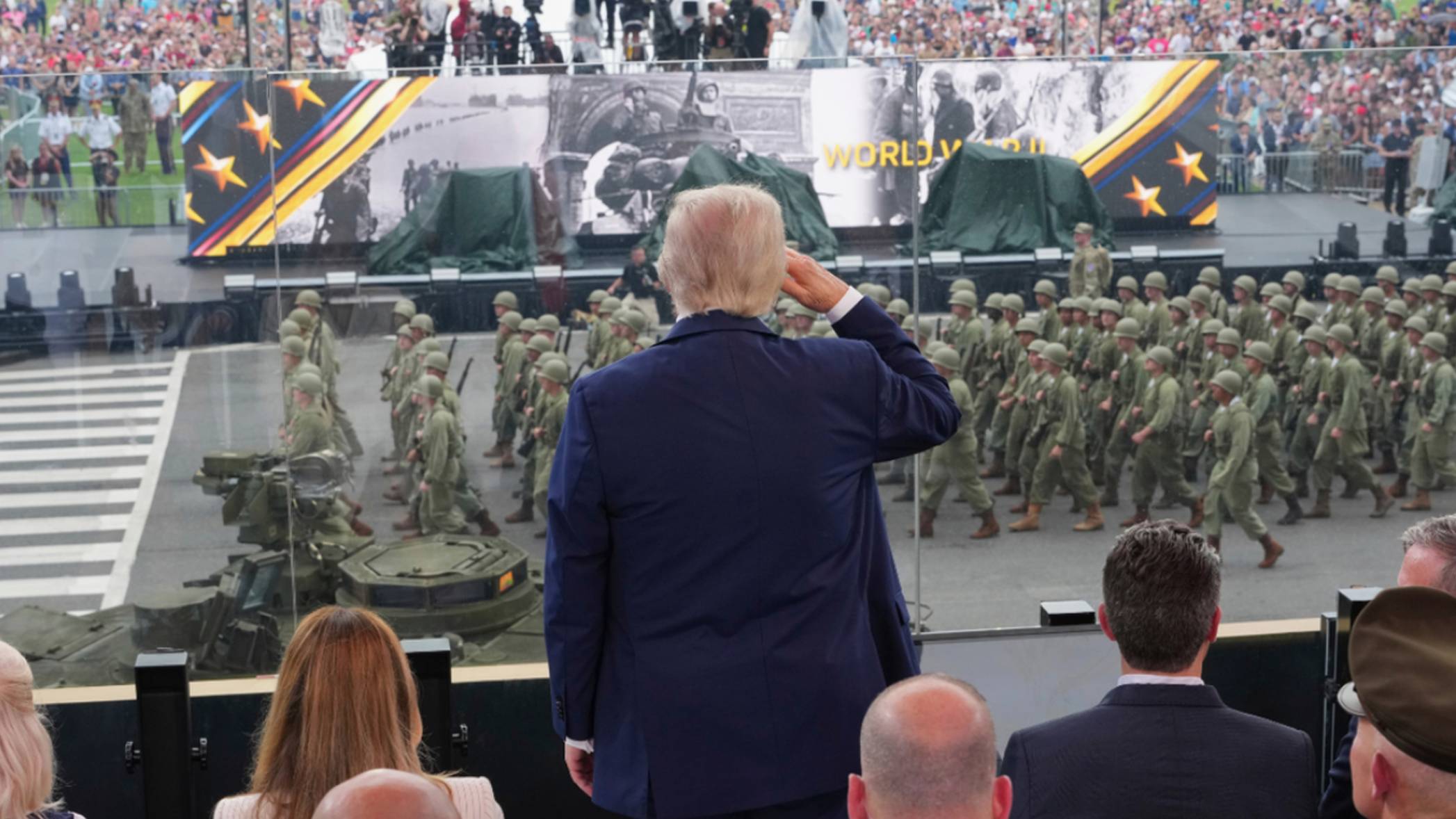 День рождения «короля». Дональд Трамп принял военный парад в Вашингтоне