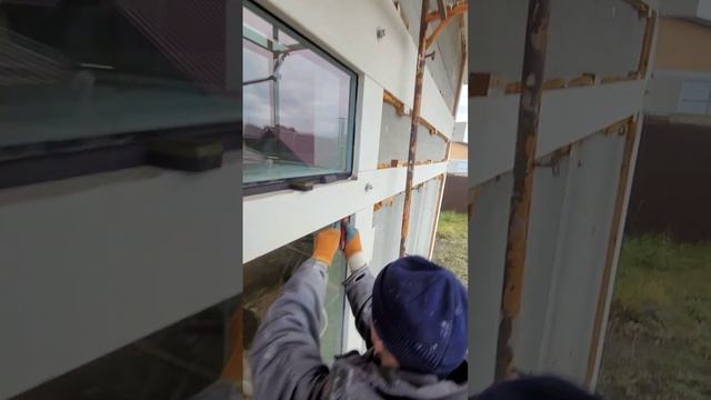 Заполняем швы герметиком после установи стеклопакетов в доме ФАХВЕРК.