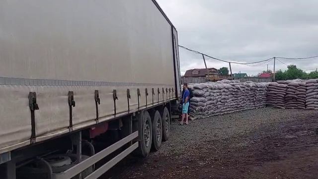Кора лиственницы. Погрузка на Омск с производственной площадки Кора Сибири в Вихоревке