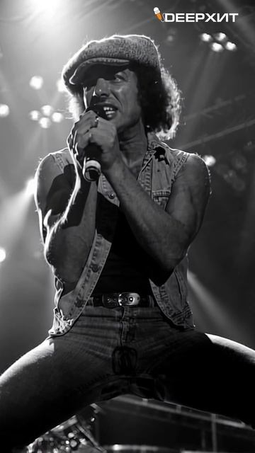 Вокалист группы AC/DC поет песню "По полям"  #aicover #acdc