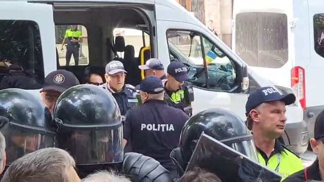 В столице Молдовы проходит акция против ЛГБТ*: полиция применила силу к ее участникам