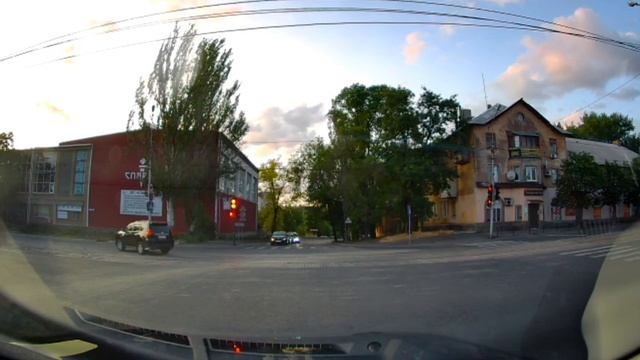 Когда права подарили с машиной 🤷

Ситуация на дороге в Донецке.