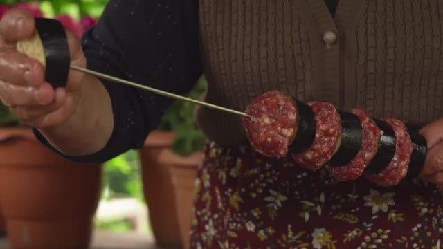 Kənd Həyatı. Первый весенний урожай чеснока. Кебаб из баклажанов и говядины по-деревенски