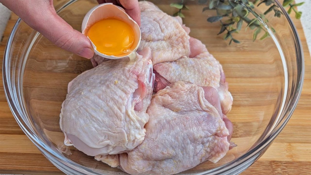 Как быстро пожарить сочные куриные бедра