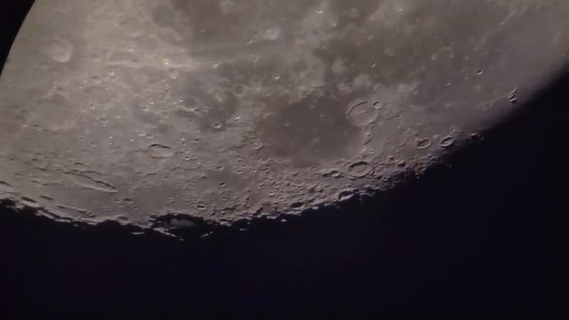 НЛО ЛЕТАЮТ НА ФОНЕ ЛУНУ  СЬЕМКА С ТЕЛЕСКОПА