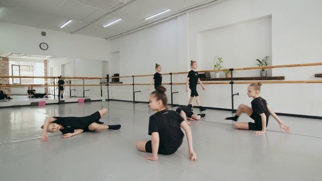 Трейлер к онлайн курсам от студии танца ЗодчиеДети