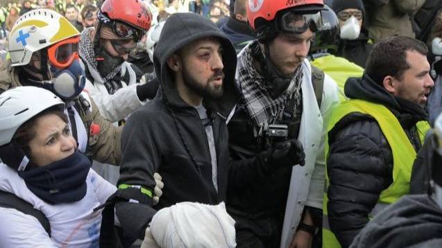 3.1 по головеallo @Place_Beauvau - cest pour un signalement - 840 - - Manifestante matraquée à la tê