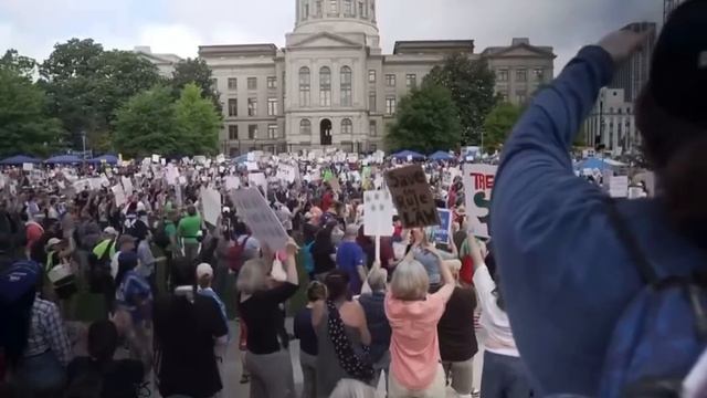В США начались акции протеста против политики и действий Трампа "Без королей".