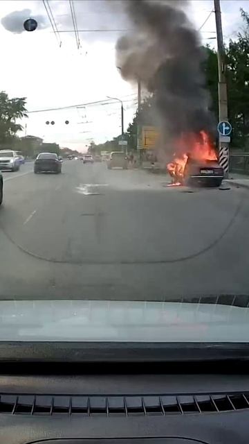 Горит ВАЗ у телецентра в Омске