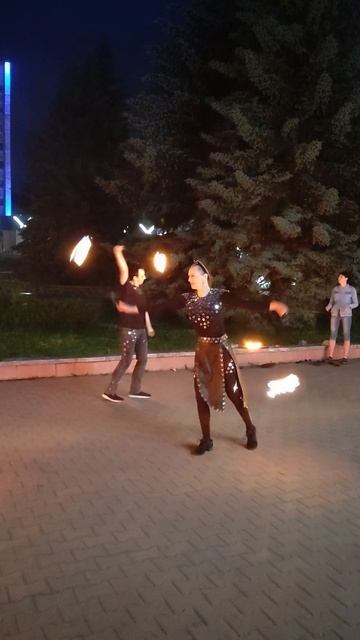 Выступление с огнеными пои. Группа BANG. Галина и Евгений.