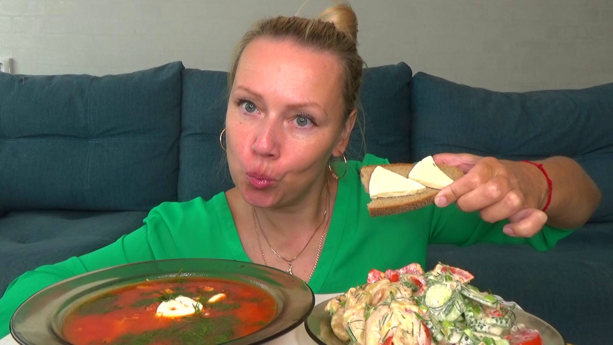 Мукбанг борщ с мазиком, салат с кабачками. Еда на камеру.