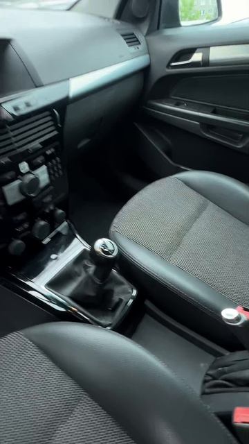 Opel Astra Седан 1.6 MT 2010г