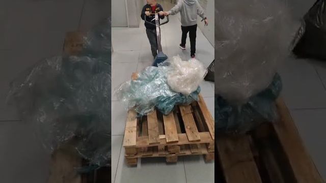 Работаю на каникулах.