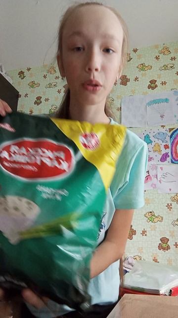 Громадная пачка чипсов.