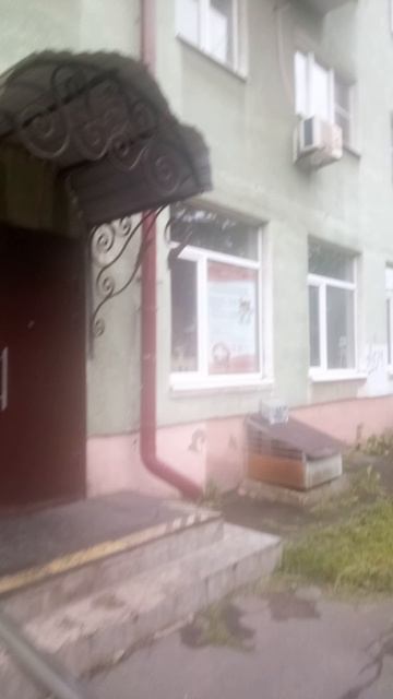 Россия...постоянная лужа у остановки_Ярославль_прЛенина_май25г