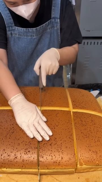 Cutting a jumbo sized cake #shorts