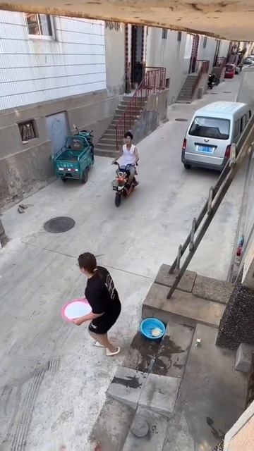 Облила водой