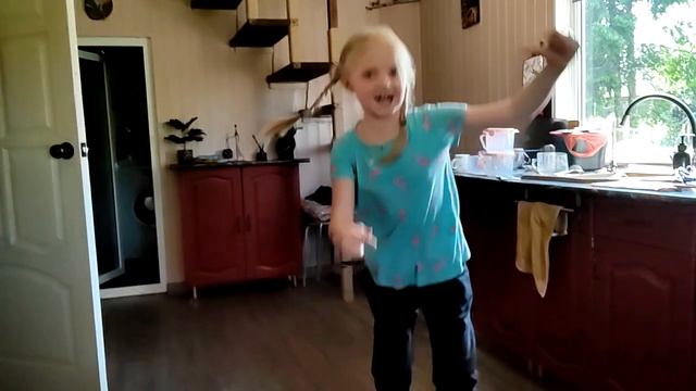 Делаем прыжки с лестницы с Тасей! ВИДЕО ДАЧА!