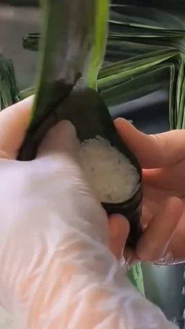 Cook rice in banana leaves #shorts