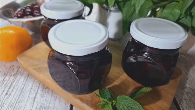 Вишнёвое варенье!!!🍒🍒🍒 Это очень вкусно)))😋😋😋