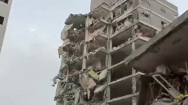 Еще кадры из израильского города Бат-Ям, где был прилет по многоэтажке.
