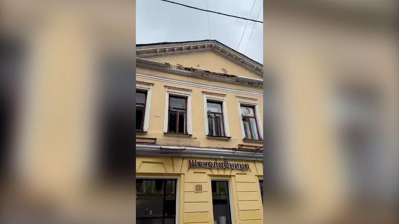 В центре Москвы обрушился фасад дома, есть пострадавшие