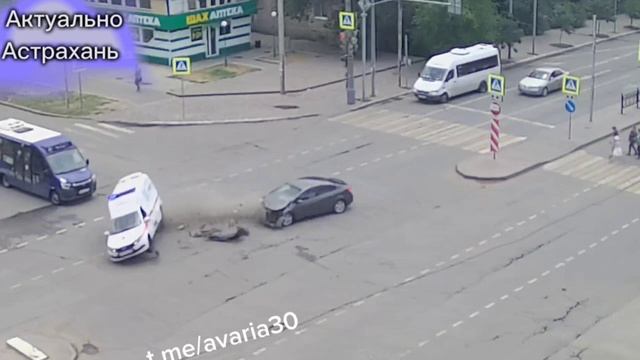 Скорая перевернулась после аварии в Астрахани
