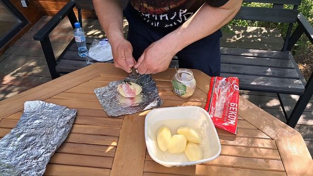 Картошка с беконом в фольге, запеченная на углях. Так приготовите по другому готовить не будете.