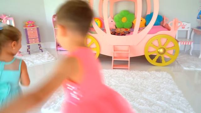 Диана и Рома Диана притворяется, что играет с игрушечной швейной машинкой