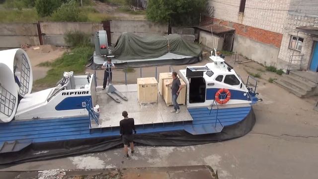 Грузопассажирский катер на воздушной подушке. Разгрузка [1].