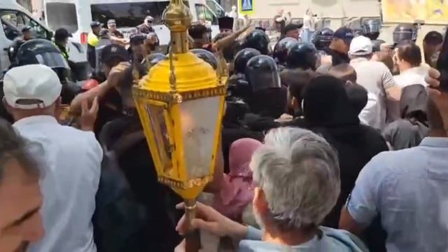 В Кишинёве полиция жестоко разогнала православных верующих, которые вышли на шествие против геев