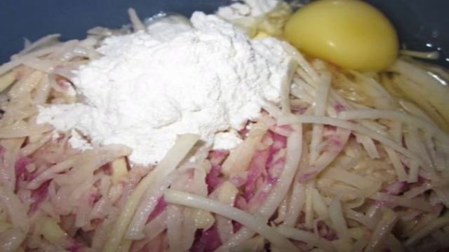 Картофельная пицца с колбасой на сковороде