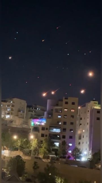 Прилёты иранской баллистики в Хайфе.
🚀Иран запустил вторую волну баллистических ракет по…🔽🔽🔽