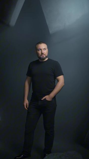 Пишу музыку сам 🎧
На стадии сведения альбом в стиле космической драмы
Визуал создаю в ИИ