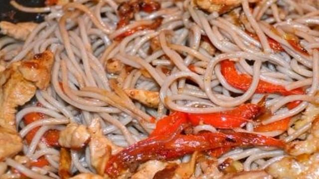 Гречневая лапша со свининой и овощами