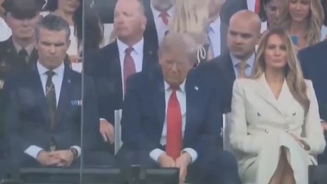 Трамп смотрит парад к 250-летию армии США.